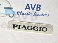 Logo &quot;Piaggio&quot; reli&euml;f claxoncover voorzijde PK gewone vlakke sticker -zie ook 2044115-