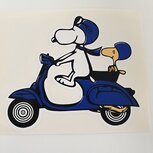Sticker &quot;Snoopy op blauwe Vespa&quot; L=125mm 125mm breed, 105 hoog