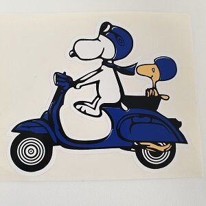 Sticker "Snoopy op blauwe Vespa" L=125mm 125mm breed, 105 hoog