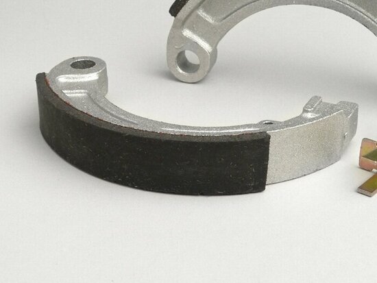 Remschoenset achter 9 inch Vespa 50 Kan zijn van Ferodo of Newfren Italië en meet rond 135x20 breed
