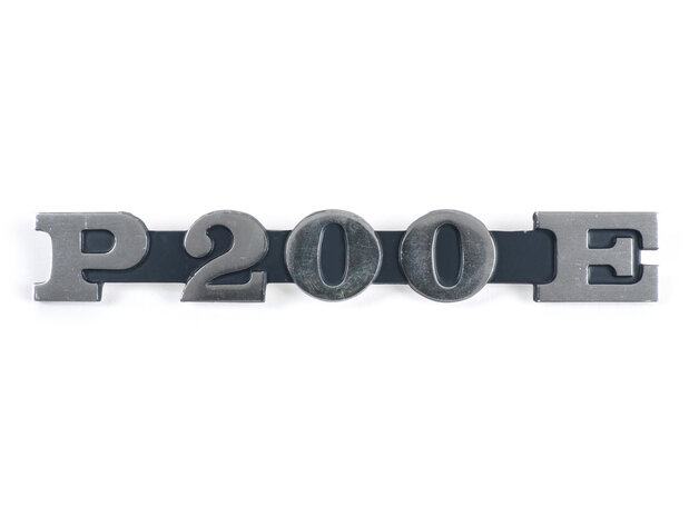 Logo "P200E" op zijkap