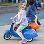 Loop scooter Vespa style, voor kinderen van 1 tot 5 jaar Special ROOD, inclusief rekje